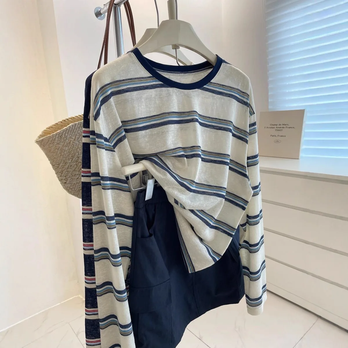 女性用、ミニマルなデザインの青と白のストライプ柄、長袖トップ - T-Shirts のレビューと価格