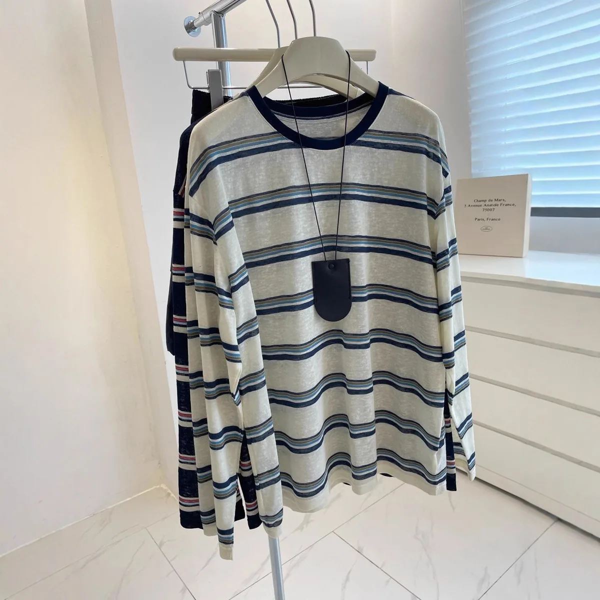 女性用、ミニマルなデザインの青と白のストライプ柄、長袖トップ - T-Shirts のレビューと価格